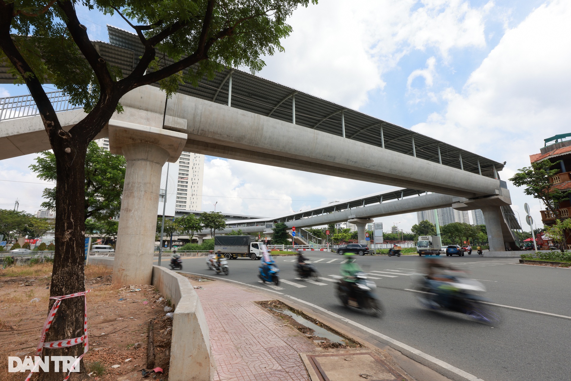 Diện mạo 9 cầu đi bộ kết nối nhà ga Metro số 1 vừa hoàn thành - 3