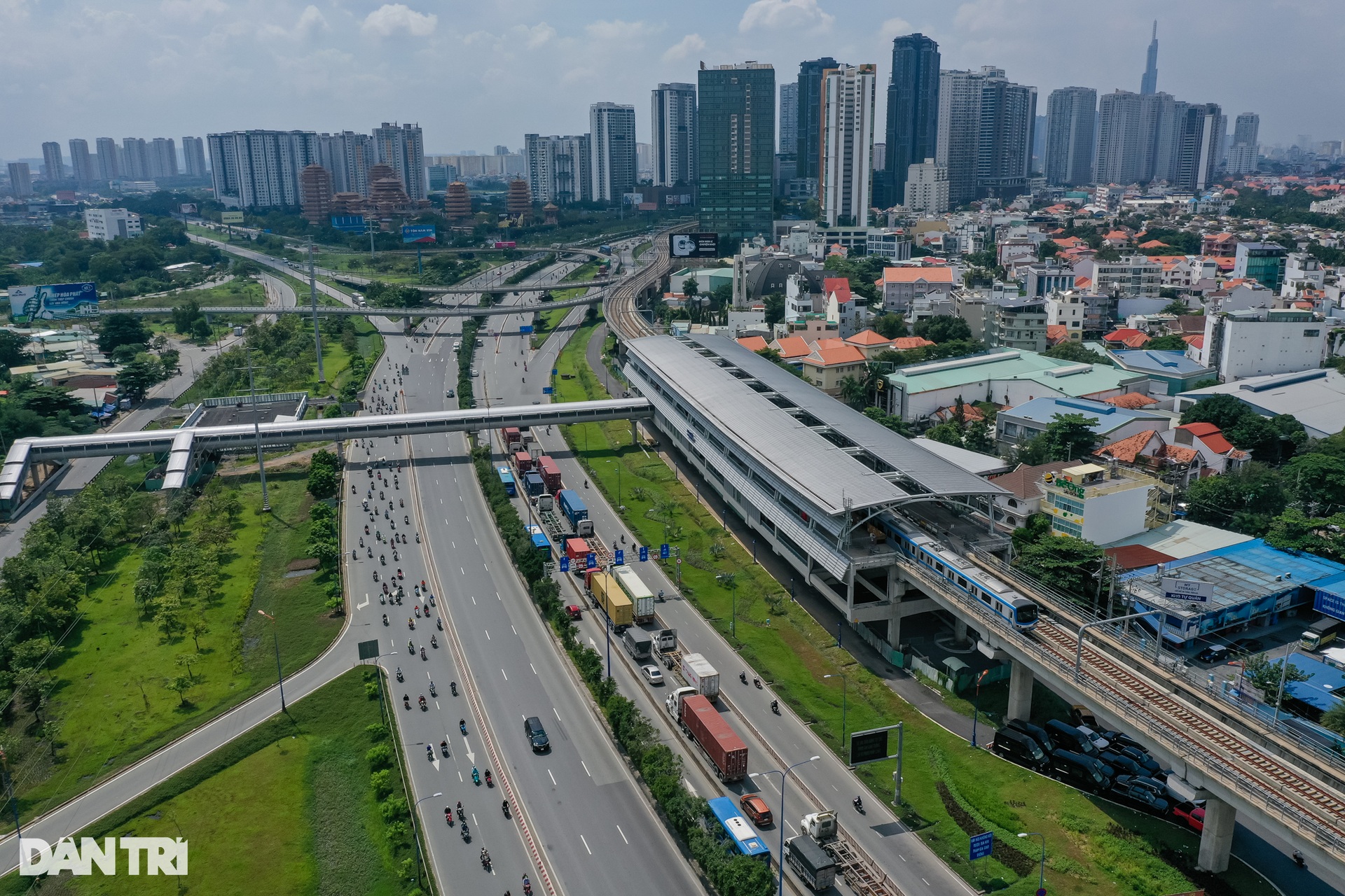 Diện mạo 9 cầu đi bộ kết nối nhà ga Metro số 1 vừa hoàn thành - 8