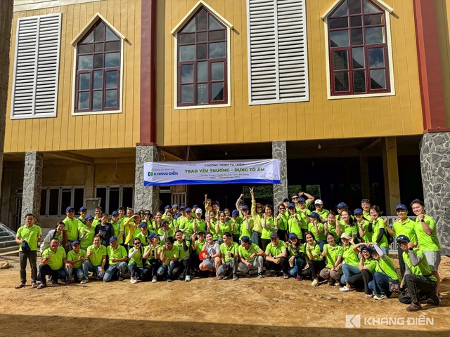 Nhân viên Tập đoàn Khang Điền trong chương trình thiện nguyện "Nấu cơm cho em" và tặng quà cho các gia đình có hoàn cảnh khó khăn tại tỉnh Lâm Đồng"