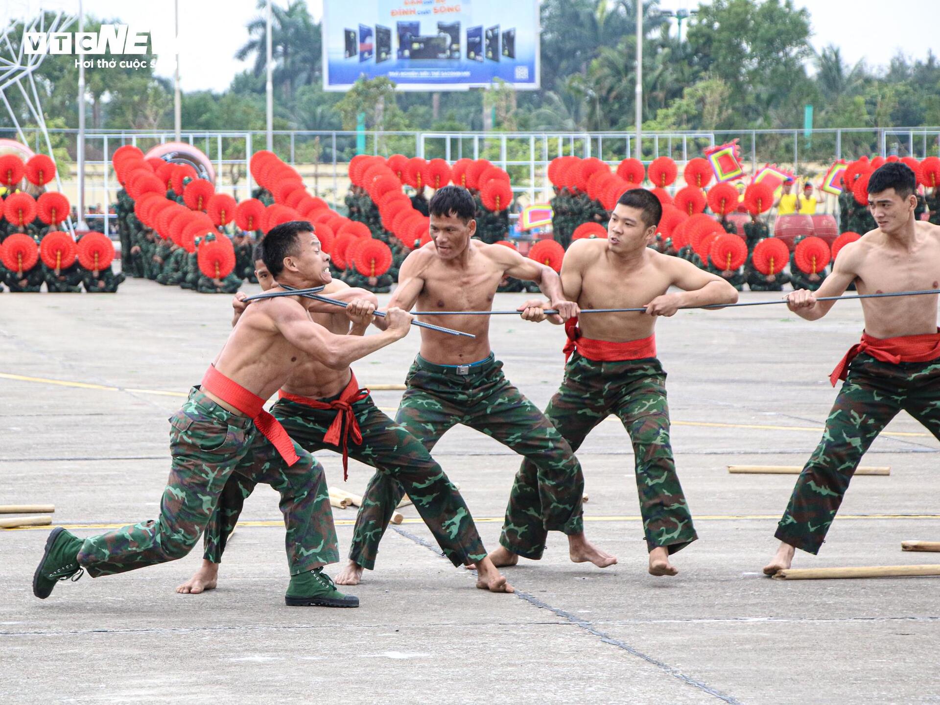 Mãn nhãn xem lính đặc công dùng cổ uốn cong thanh sắt - 5