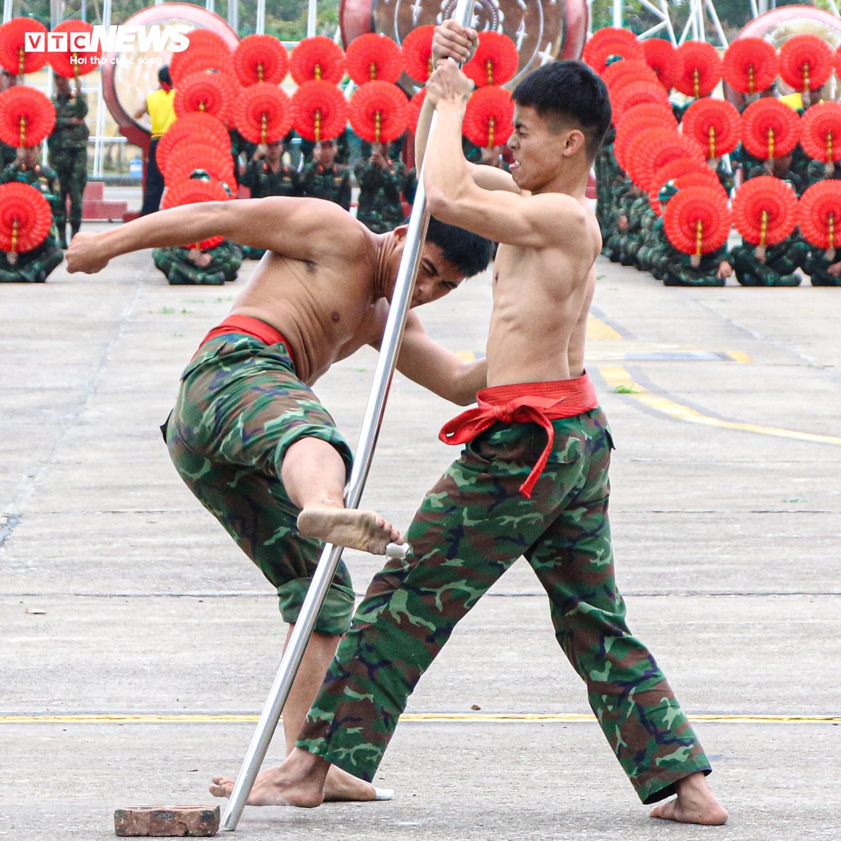 Mãn nhãn xem lính đặc công dùng cổ uốn cong thanh sắt - 7