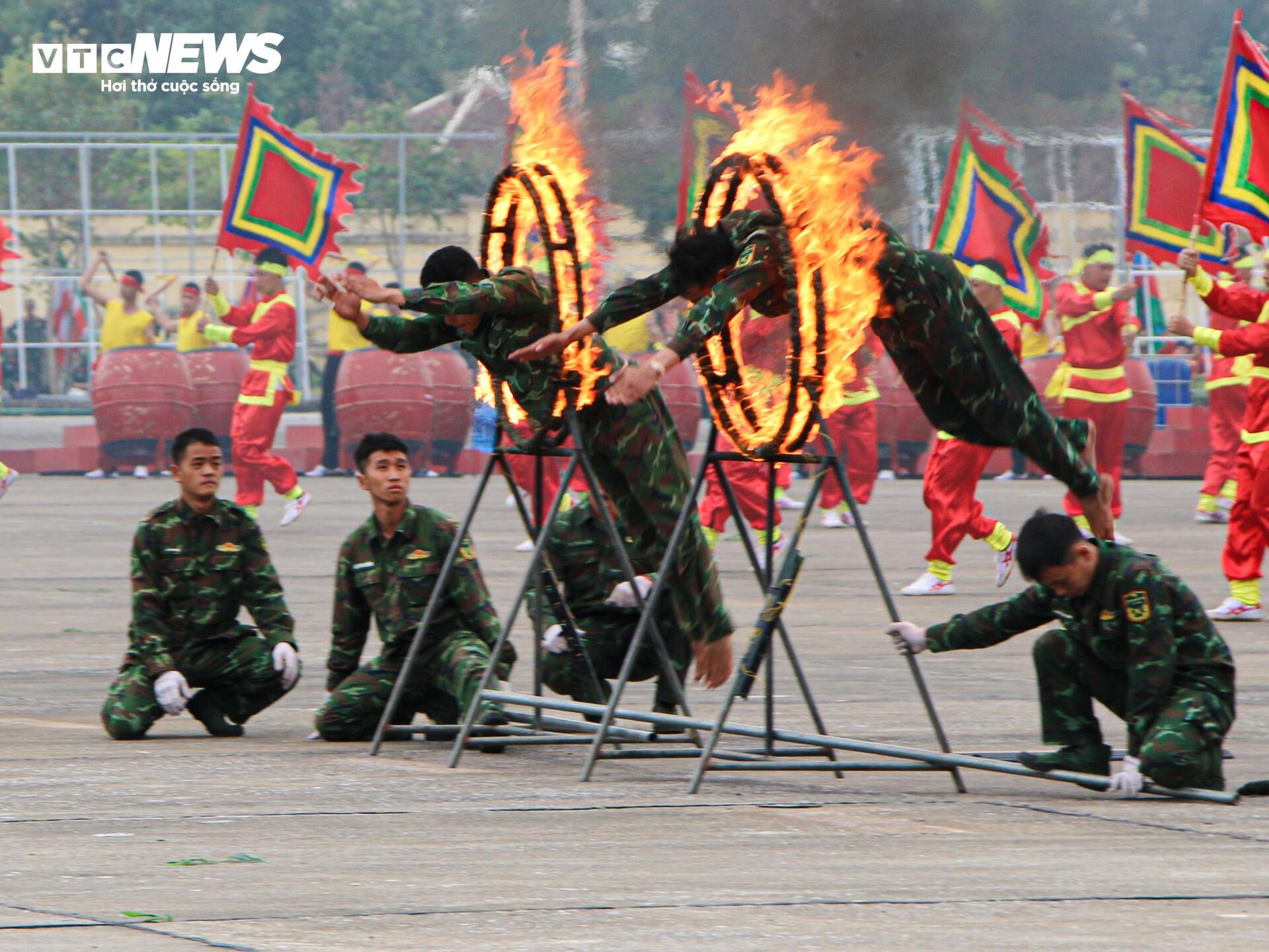 Mãn nhãn xem lính đặc công dùng cổ uốn cong thanh sắt - 3