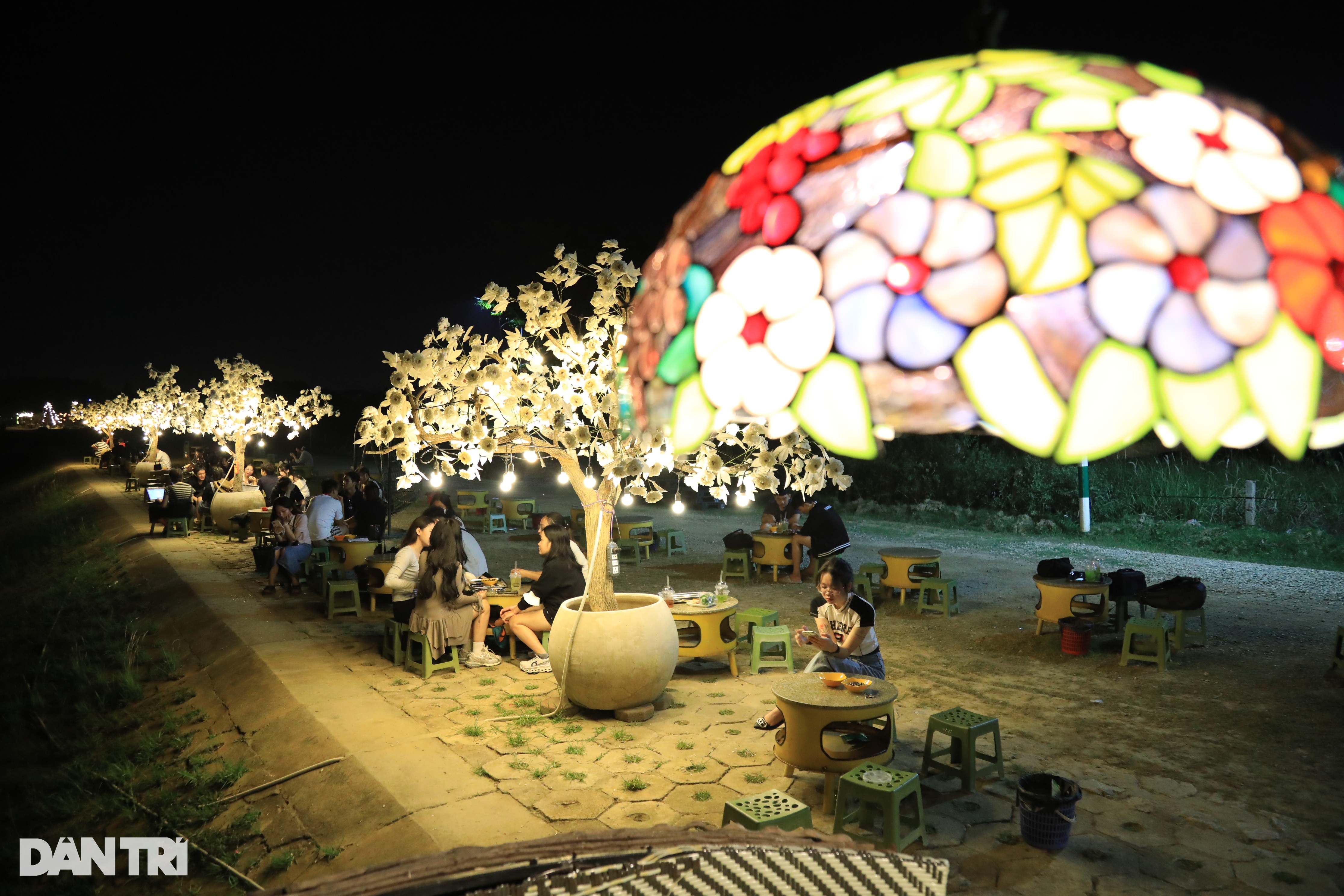 Pelanggan menempuh jarak hampir 100 km untuk minum teh lemon sepanjang malam di Hanoi - 2 Khách đi gần 100km đến uống trà chanh xuyên đêm ở Hà Nội - 2