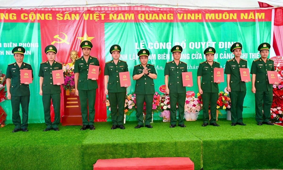 Đại tá Nguyễn Công Lực, Chỉ huy trưởng BĐBP Nghệ An trao quyết định của Bộ Chỉ huy BĐBP tỉnh về tổ chức biên chế của Trạm Biên phòng cửa khẩu cảng Nghi Thiết. (Ảnh: Lê Thạch)