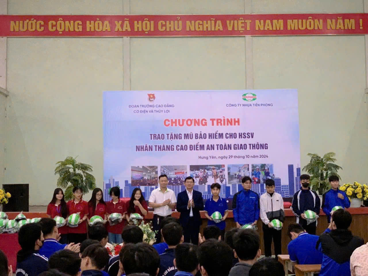 Nhựa Tiền Phong tặng mũ bảo hiểm cho sinh viên