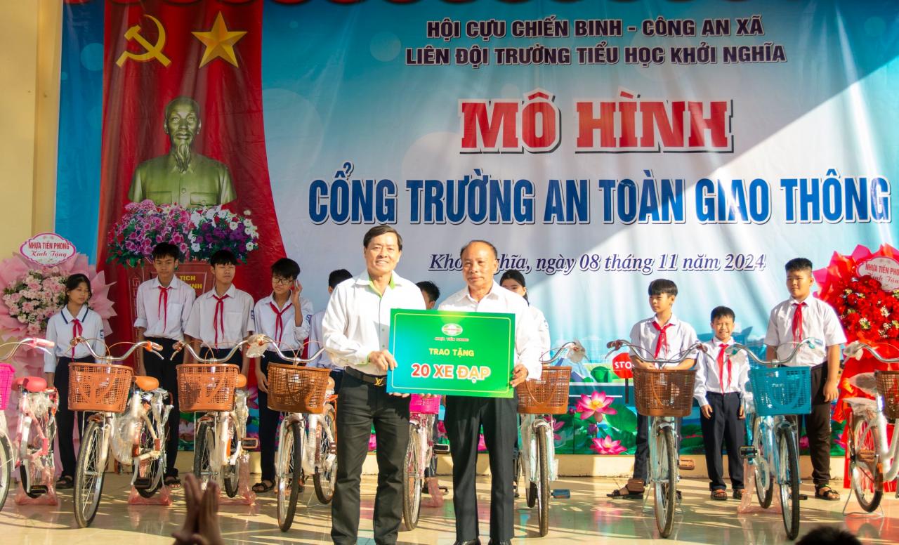 NHỰA TIỀN PHONG TRAO TẶNG XE ĐẠP CHO HỌC SINH CÓ HOÀN CẢNH KHÓ KHĂN CỦA HUYỆN TIÊN LÃNG, TP HẢI PHÒNG