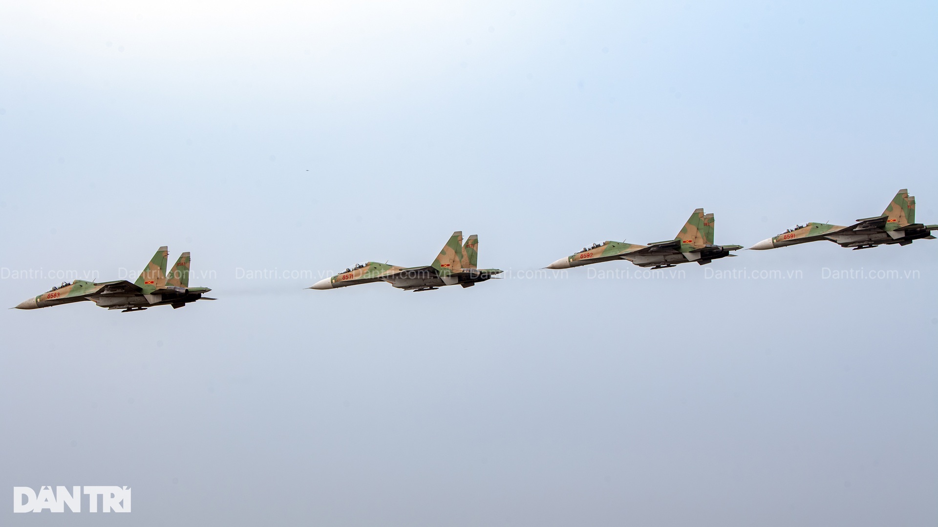 Ngắm tiêm kích hổ mang chúa SU-30MK2 hợp luyện trên bầu trời Hà Nội - 6