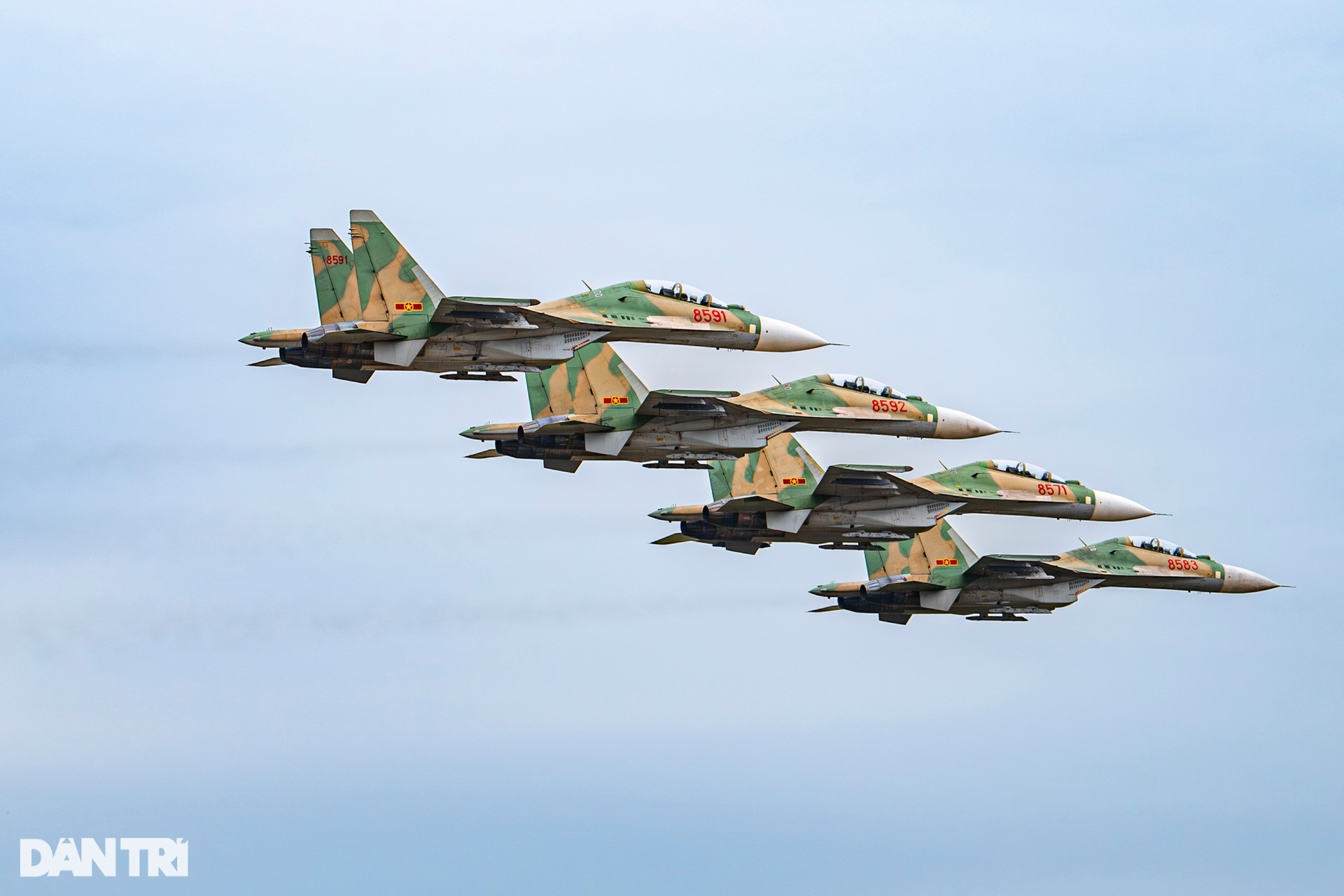 Những phi công huấn luyện hổ mang chúa SU-30MK2 tại Triển lãm Quốc phòng - 11