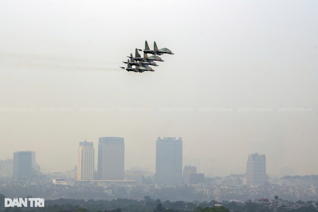 7 tiêm kích Su-30MK2 và 7 trực thăng Mi tập luyện trên bầu trời Hà Nội - 3