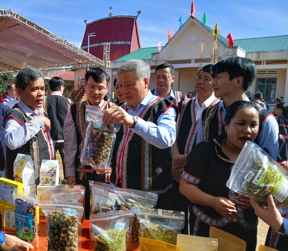 Phó Thủ tướng thường trực Chính phủ Nguyễn Hoà Bình thăm gian hàng sản phẩm nông nghiệp của địa phương.