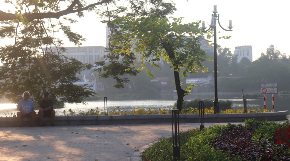 Le Comité permanent du Comité du Parti du district de Hai Ba Trung a demandé à l'ensemble du district de bien mettre en œuvre le mode de vie urbain civilisé, la culture de Hanoi, l'assainissement de l'environnement, en garantissant des rues lumineuses, vertes, propres et belles (photo : le projet de rénovation et d'embellissement du jardin de fleurs du lac Thien Quang dans le quartier de Nguyen Du vient d'être inauguré)