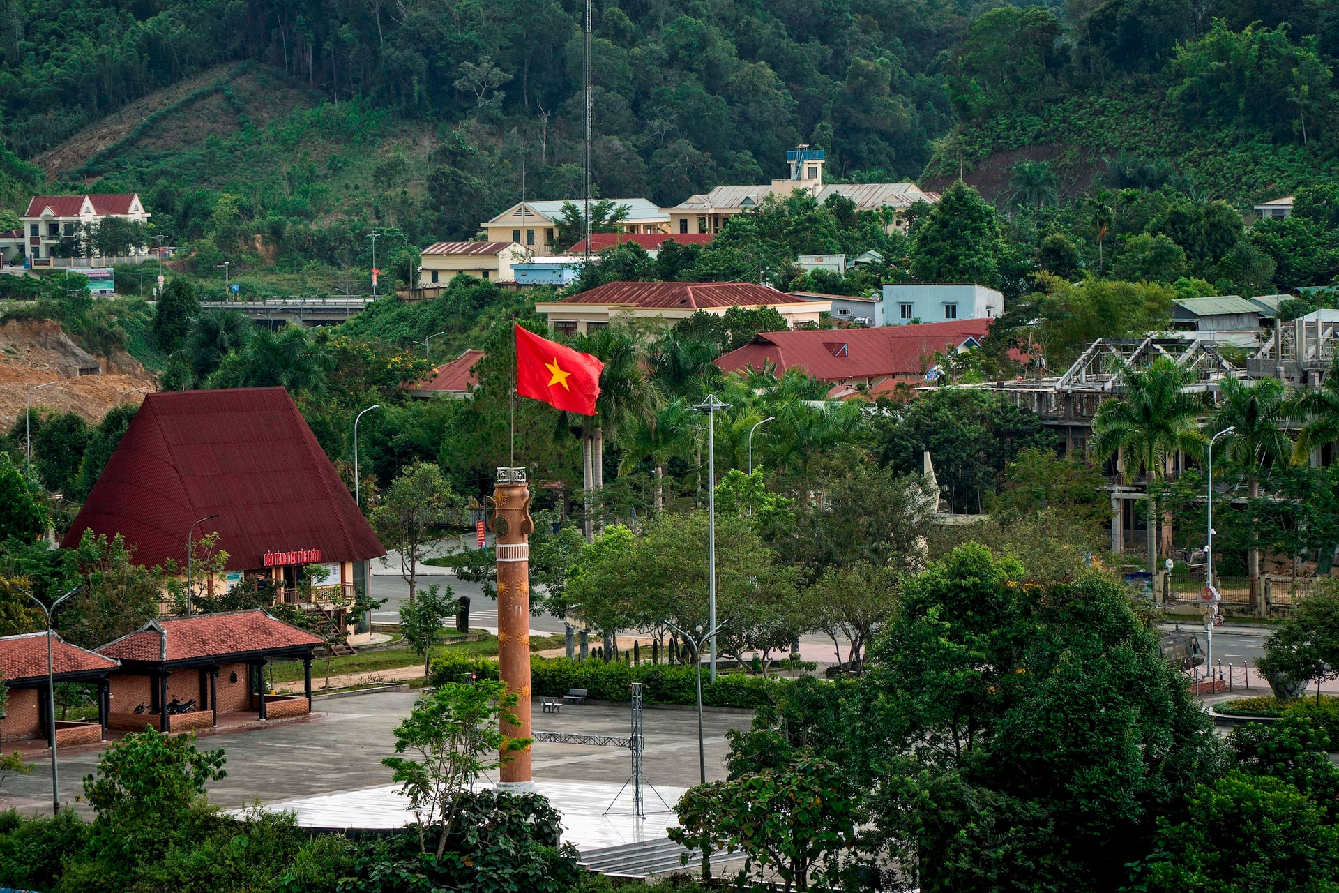 Trung tâm hành chính huyện Tây Giang. Ảnh Nguyễn Điện Ngọc