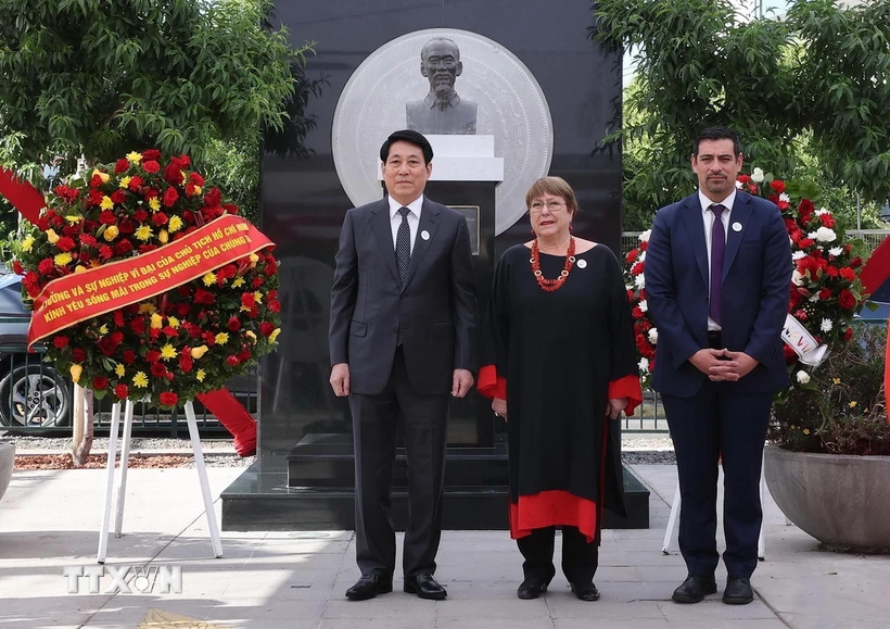 Chủ tịch nước Lương Cường và cựu Tổng thống Chile Michell Bachelet tại lễ dâng hoa trước Tượng đài Chủ tịch Hồ Chí Minh ở Santiago de Chile. (Ảnh: Lâm Khánh/TTXVN)