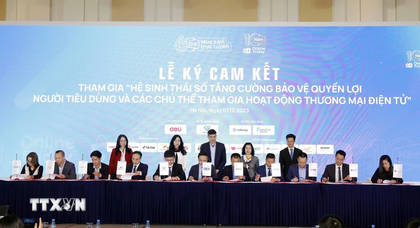 Đại diện các doanh nghiệp, đơn vị chức năng ký cam kết bảo vệ quyền lợi người tiêu dùng và các chủ thể tham gia hoạt động thương mại điện tử. (Ảnh: Trần Việt/TTXVN)