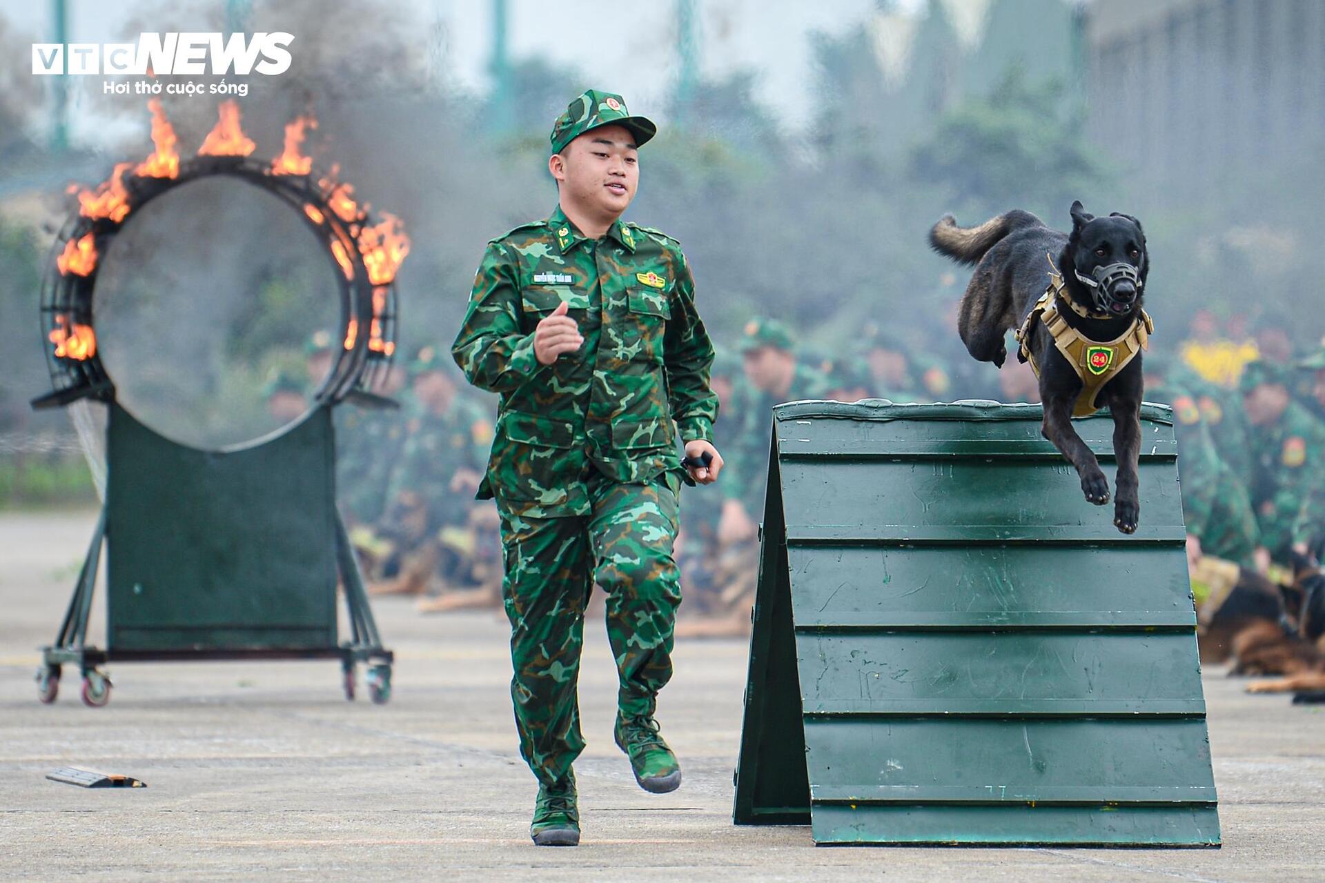 Mãn nhãn xem lính đặc công dùng cổ uốn cong thanh sắt - 13