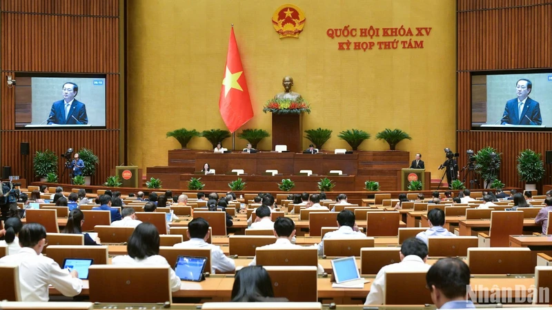 Bộ trưởng Khoa học và Công nghệ Huỳnh Thành Đạt trình bày Tờ trình dự thảo Luật sửa đổi, bổ sung một số điều của Luật Tiêu chuẩn và quy chuẩn kỹ thuật. (Ảnh: ĐĂNG KHOA)