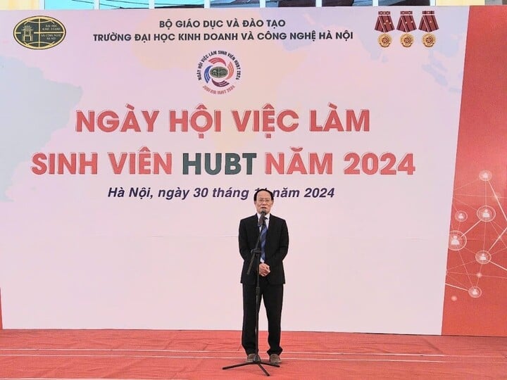 GS.TS Nguyễn Công Nghiệp, Phó Hiệu trưởng Thường trực nhà trường, phát biểu khai mạc ngày hội.