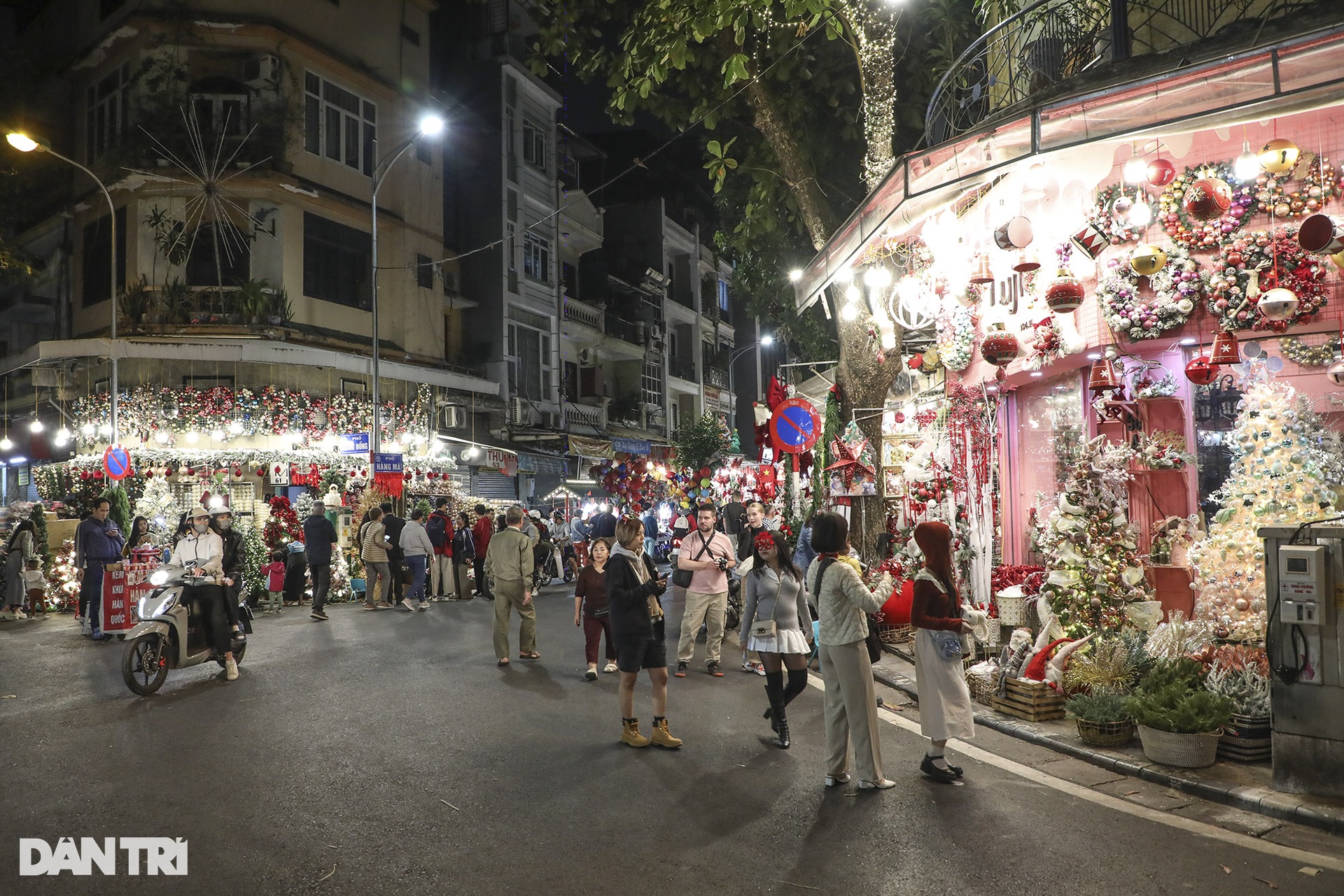 Không khí sôi động đón Noel sớm trên đường phố Hà Nội - 9