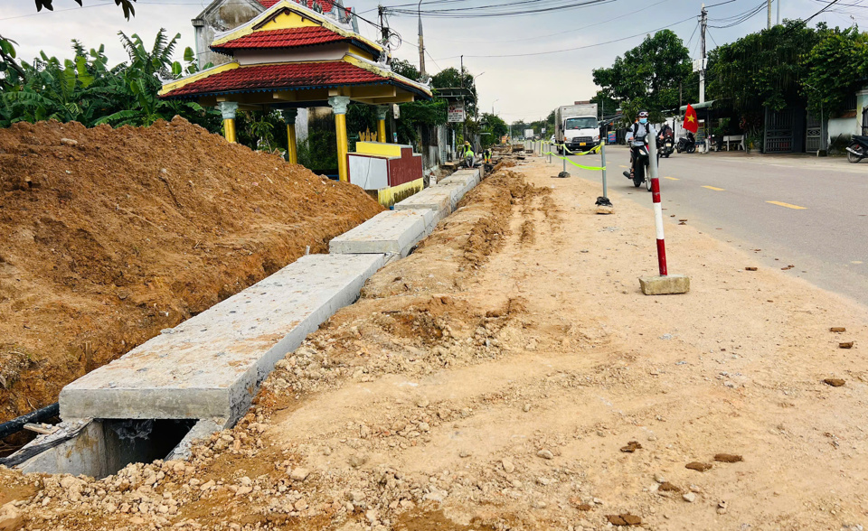 Việc thi công vào mùa mưa đã phần nào ảnh hưởng đến đời sống sinh hoạt, kinh doanh của người dân.