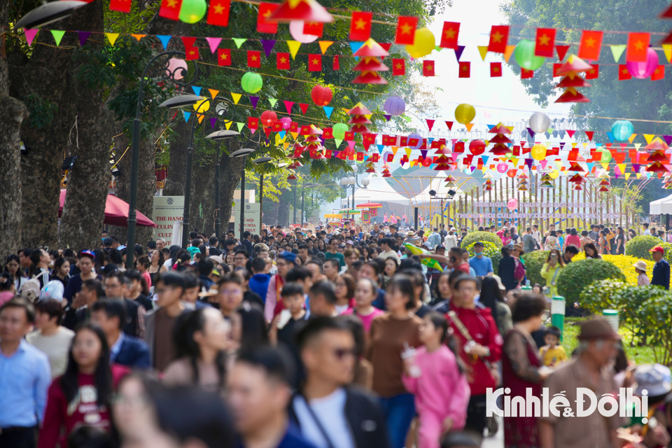 Lễ hội văn hoá ẩm thực Hà Nội năm 2024: Tắc nghẽn đường vào vì hàng nghìn người đến hội - Ảnh 1