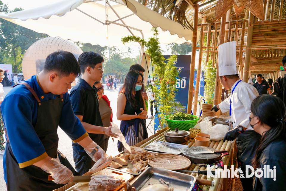 Đông đảo người dân và du khách tham quan và trải nghiệm phở Hà Nội.