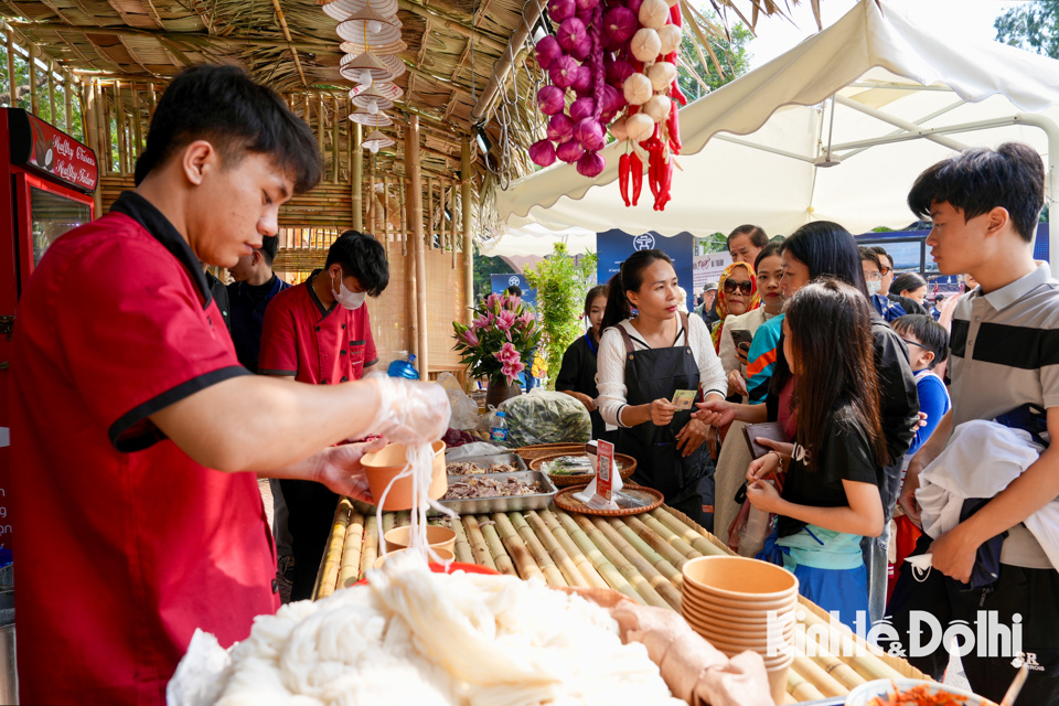 Lễ hội văn hoá ẩm thực Hà Nội năm 2024: Tắc nghẽn đường vào vì hàng nghìn người đến hội - Ảnh 3