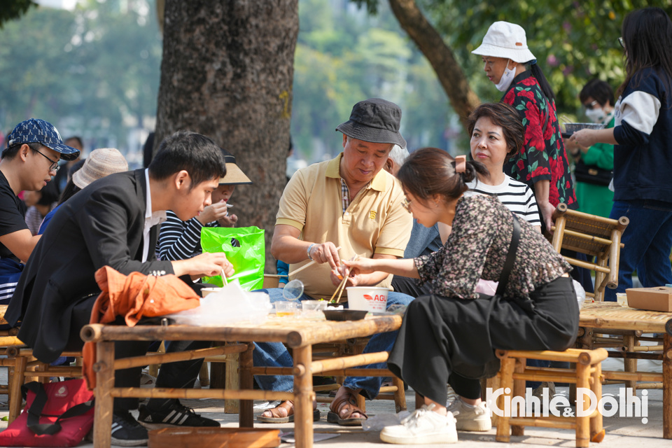 Đông đảo người dân và thực khách tới thưởng thức phở Hà Nội tại không gian Lễ hội văn hoá ẩm thực Hà Nội năm 2024.