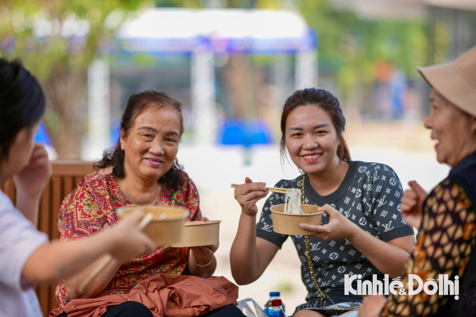 Đưa gia đình tới tham quan và trải nghiệm tại Lễ hội văn hoá ẩm thực Hà Nội, chị Hoàng Thuý Quỳnh cho biết: " Được biết đến Lễ hội văn hoá ẩm thực qua các thông tin truyền thông báo đài, hôm nay tôi đưa gia đình lên đây chơi và trải nghiệm ẩm thực của Hà Nội và các tỉnh thành. Tới đây gia đình tôi không thể không ăn phở Hà Nội vì đây là món ăn yêu thích vào những bữa sáng trong tuần".