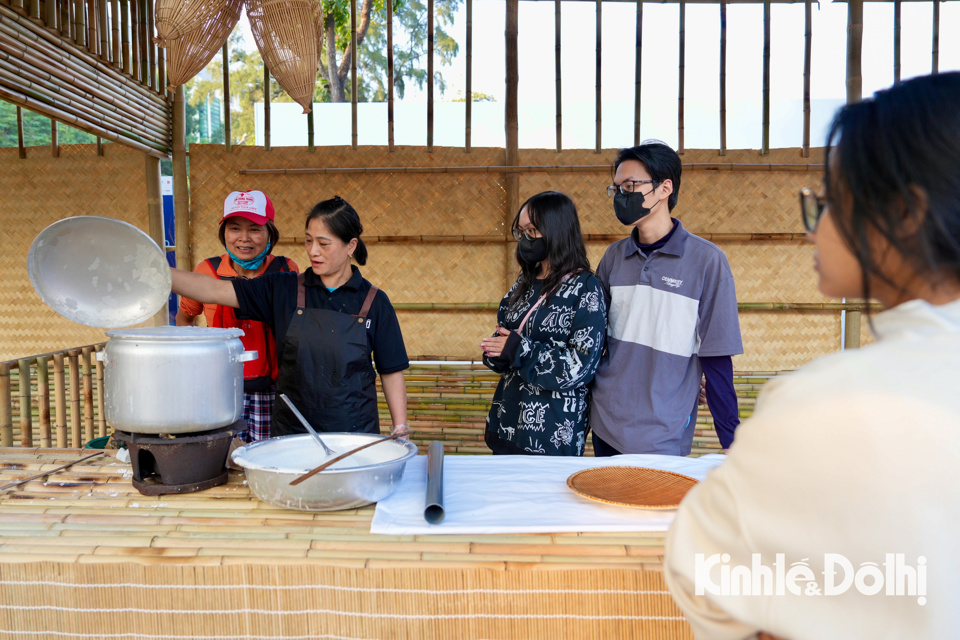 Nhiều các bạn trẻ thích thú với trải nghiệm làm bánh Phở Hà Nội.