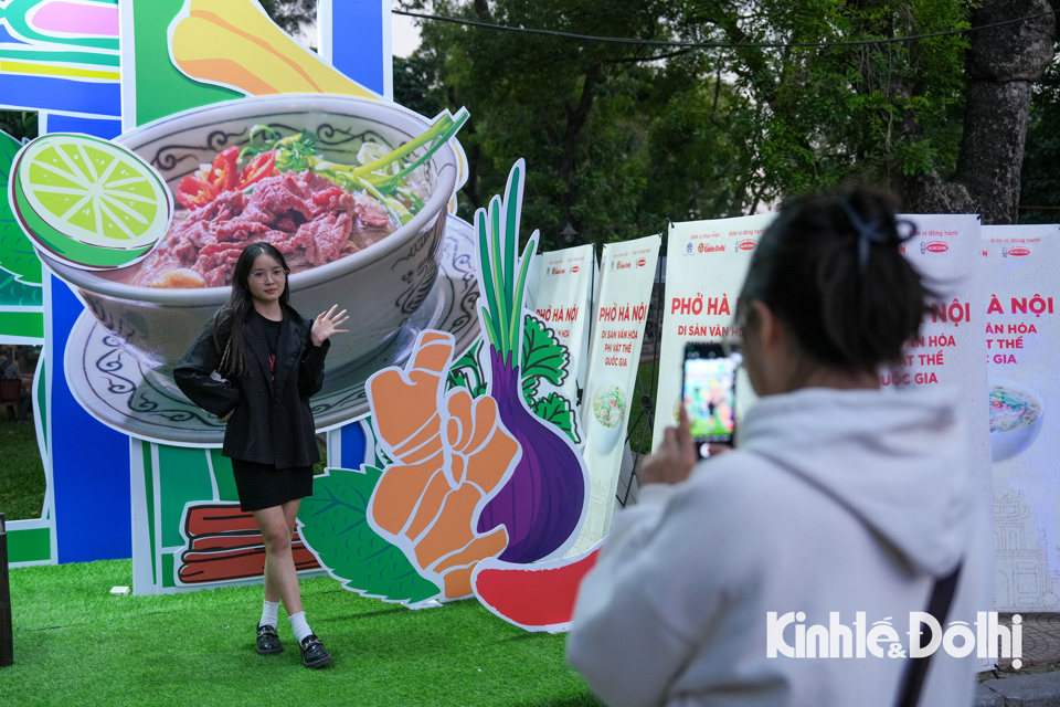 Lễ hội văn hoá ẩm thực Hà Nội năm 2024: Tắc nghẽn đường vào vì hàng nghìn người đến hội - Ảnh 36