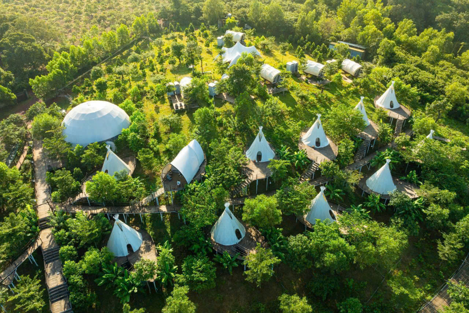 Khung cảnh điểm đến du lịch sinh thái Panorama Glamping tại huyện Định Quán, tỉnh Đồng Nai.