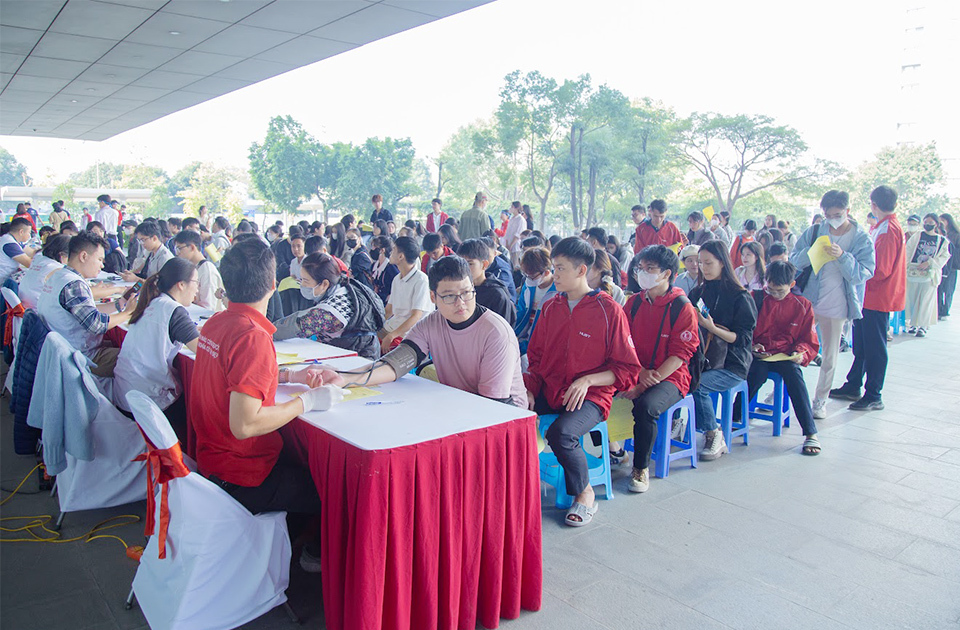 Đông đảo người dân, đặc biệt có nhiều bạn trẻ tham gia hiến máu tại Ngày hội “Trái tim tình nguyện” 2024.