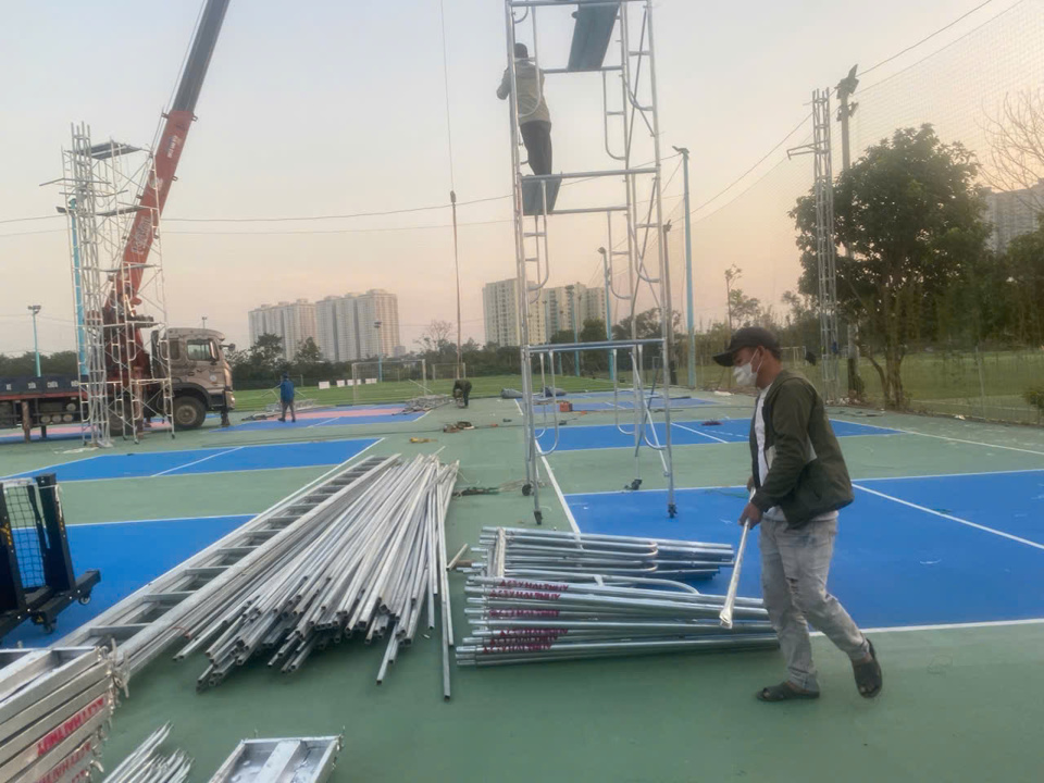 Lực lượng chức năng xã Thanh Liệt, huyện Thanh Trì tổ chức cưỡng chế sân pickleball xây dựng trái phép trên đất nông nghiệp tại xứ Đồng Thuyền, xã Thanh Liệt.