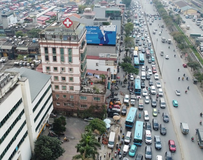 Ùn tắc tại công trình hầm chui Giải Phóng - Kim Đồng từ sáng đến trưa ảnh 3