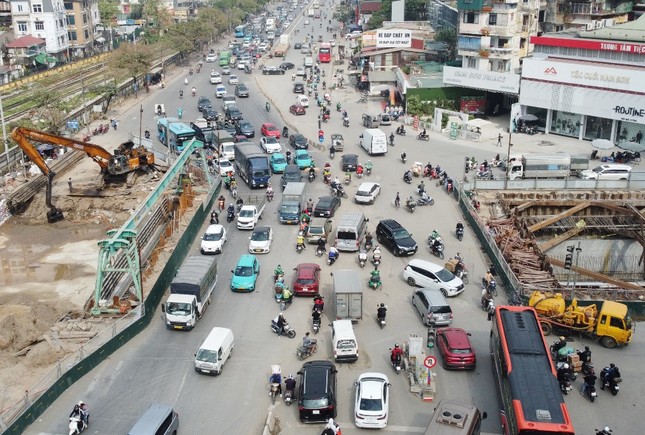 Ùn tắc tại công trình hầm chui Giải Phóng - Kim Đồng từ sáng đến trưa ảnh 5