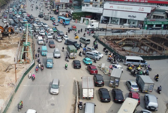 Ùn tắc tại công trình hầm chui Giải Phóng - Kim Đồng từ sáng đến trưa ảnh 8