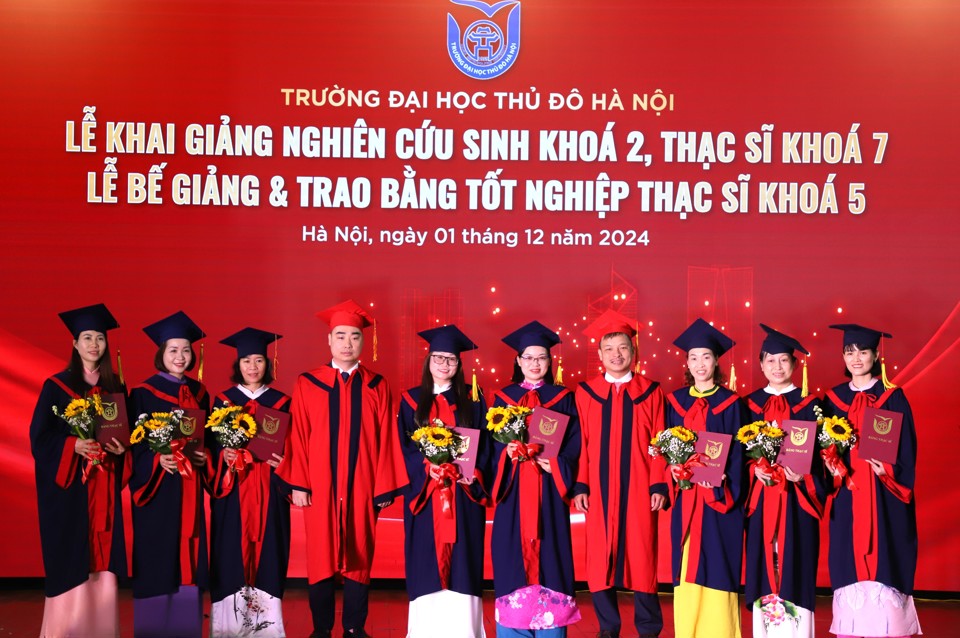 Đại diện Trường Đại học Thủ đô trao bằng và chúc mừng các tân thạc sĩ.