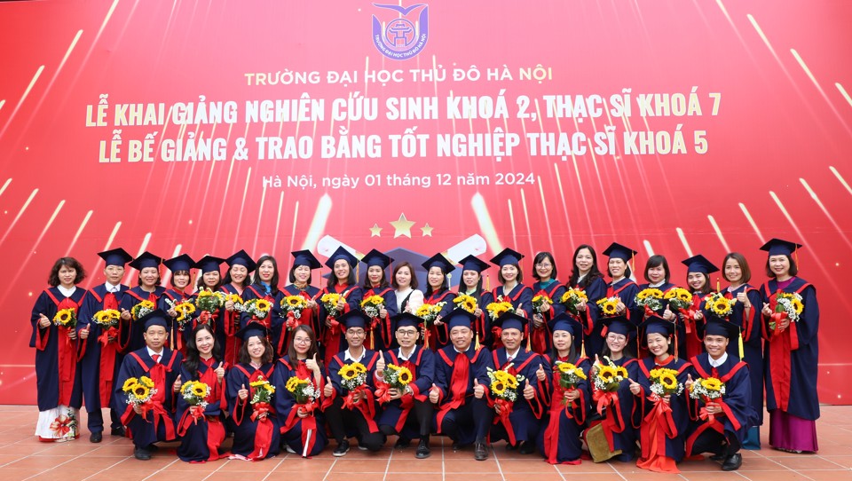 Các tân thạc sĩ Trường Đại học Thủ đô nhận Bằng tốt nghiệp.