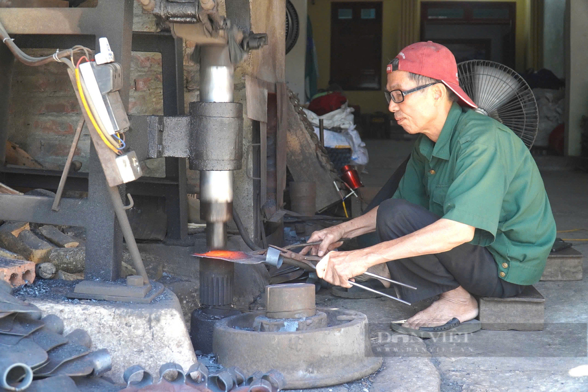 Làng rèn Tiến Lộc tại xứ Thanh có tuổi đời hàng trăm năm đỏ lửa ngày đêm phục vụ mùa Tết- Ảnh 2.