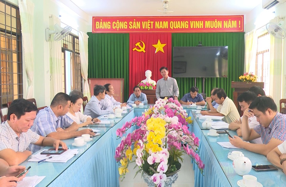 Quang cảnh buổi làm việc giữa các cơ quan, đơn vị liên quan để tìm cách tháo gỡ khó khăn cho Dự án nâng cấp, mở rộng khu neo đậu tránh trú bão kết hợp cảng cá Tịnh Hòa.