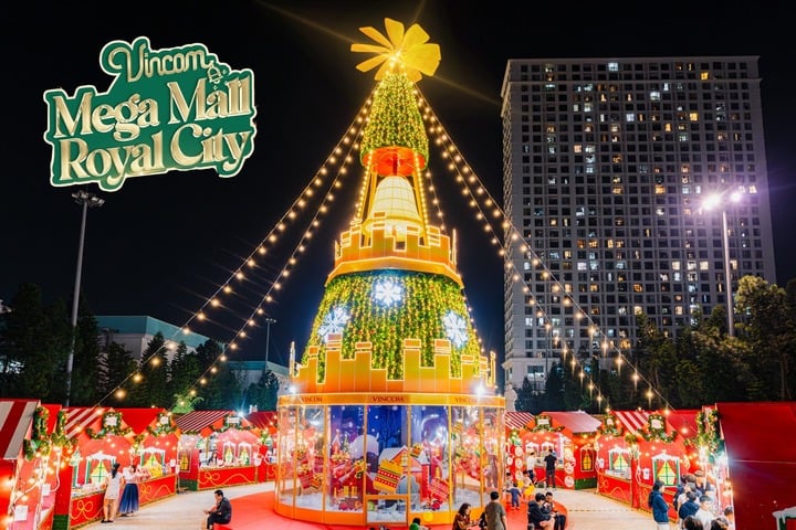 Đắm chìm vào không gian mùa lễ hội với những cây thông Noel lấp lánh ánh đèn tại Vincom Mega Mall Royal City.