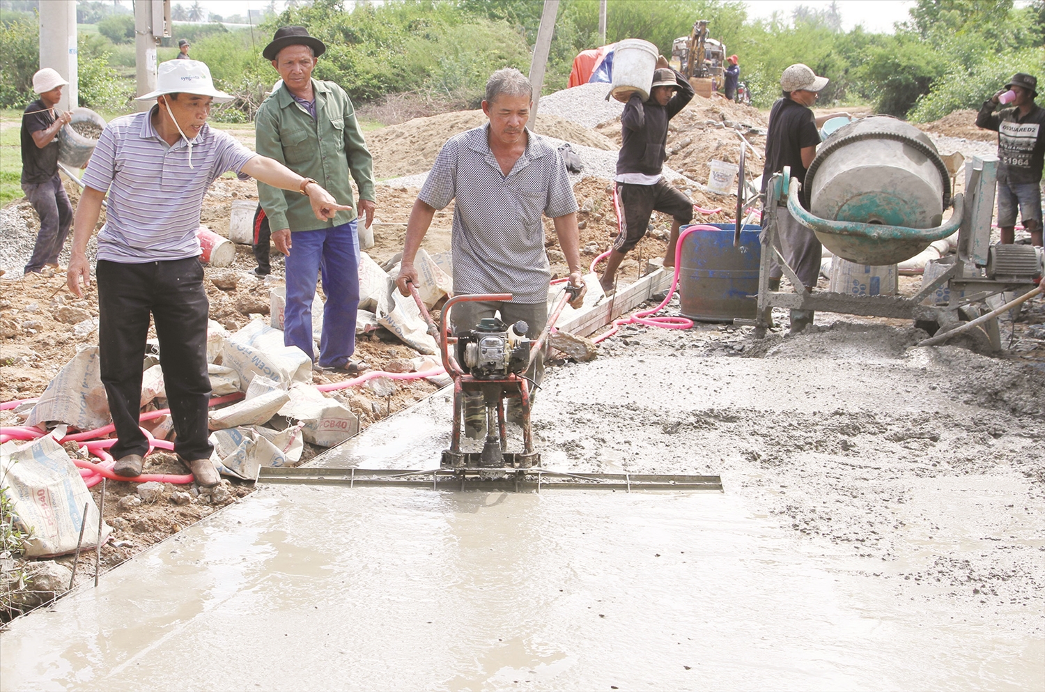 Đơn vị thi công duy tu, sửa chữa giao thông nội thôn Liên Sơn 2. 