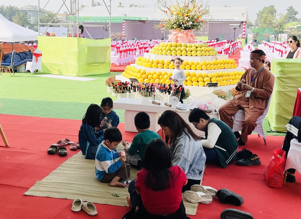 Khách tham quan trải nghiệm làm tò he tại Festival. Ảnh: Ánh Ngọc 