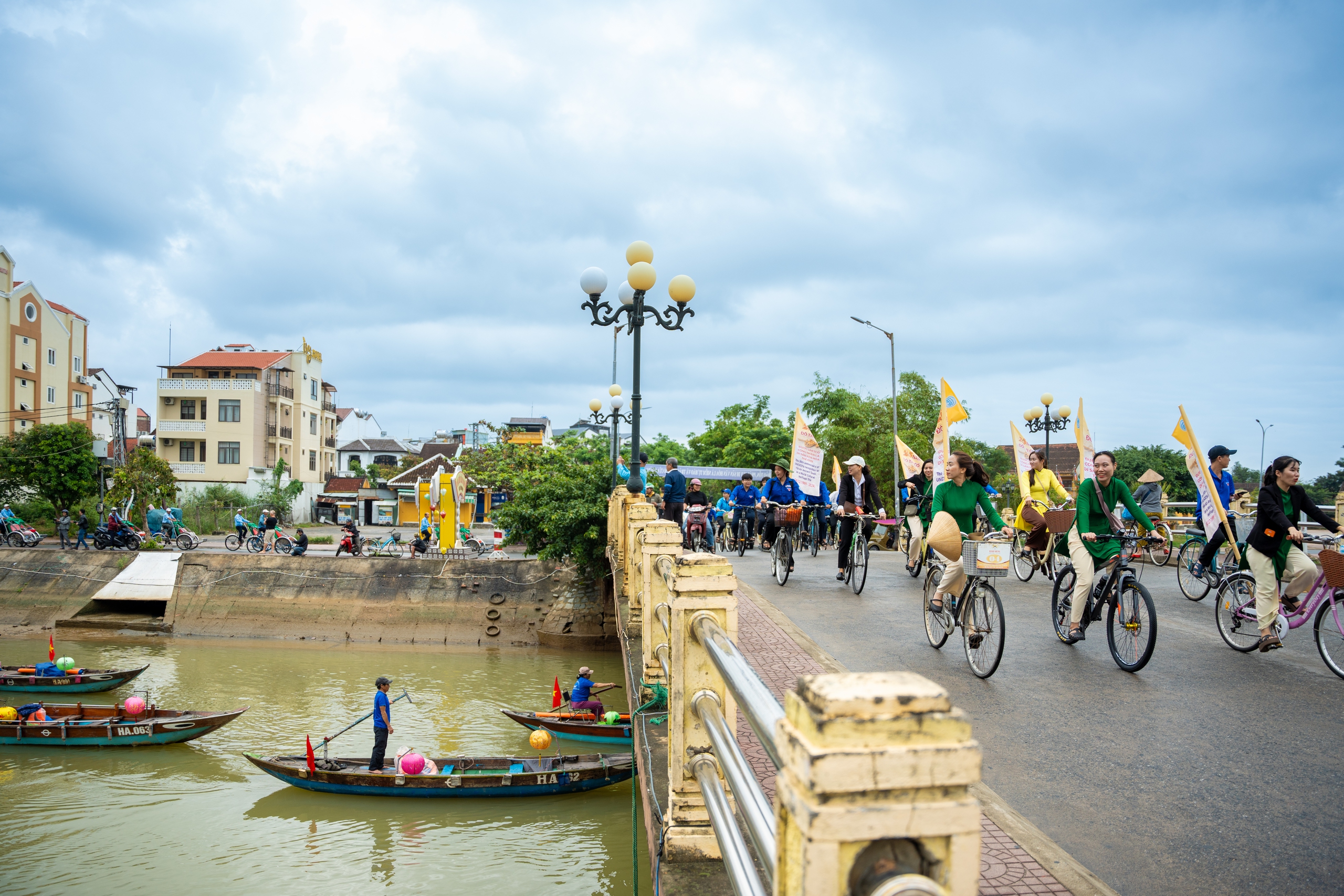 Ghe bơi, xích lô diễu hành kỷ niệm 25 năm Hội An là di sản thế giới- Ảnh 3.