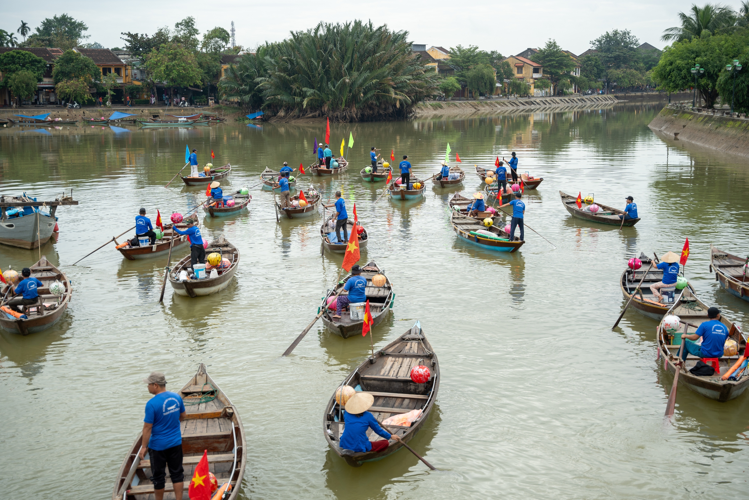 Ghe bơi, xích lô diễu hành kỷ niệm 25 năm Hội An là di sản thế giới- Ảnh 4.