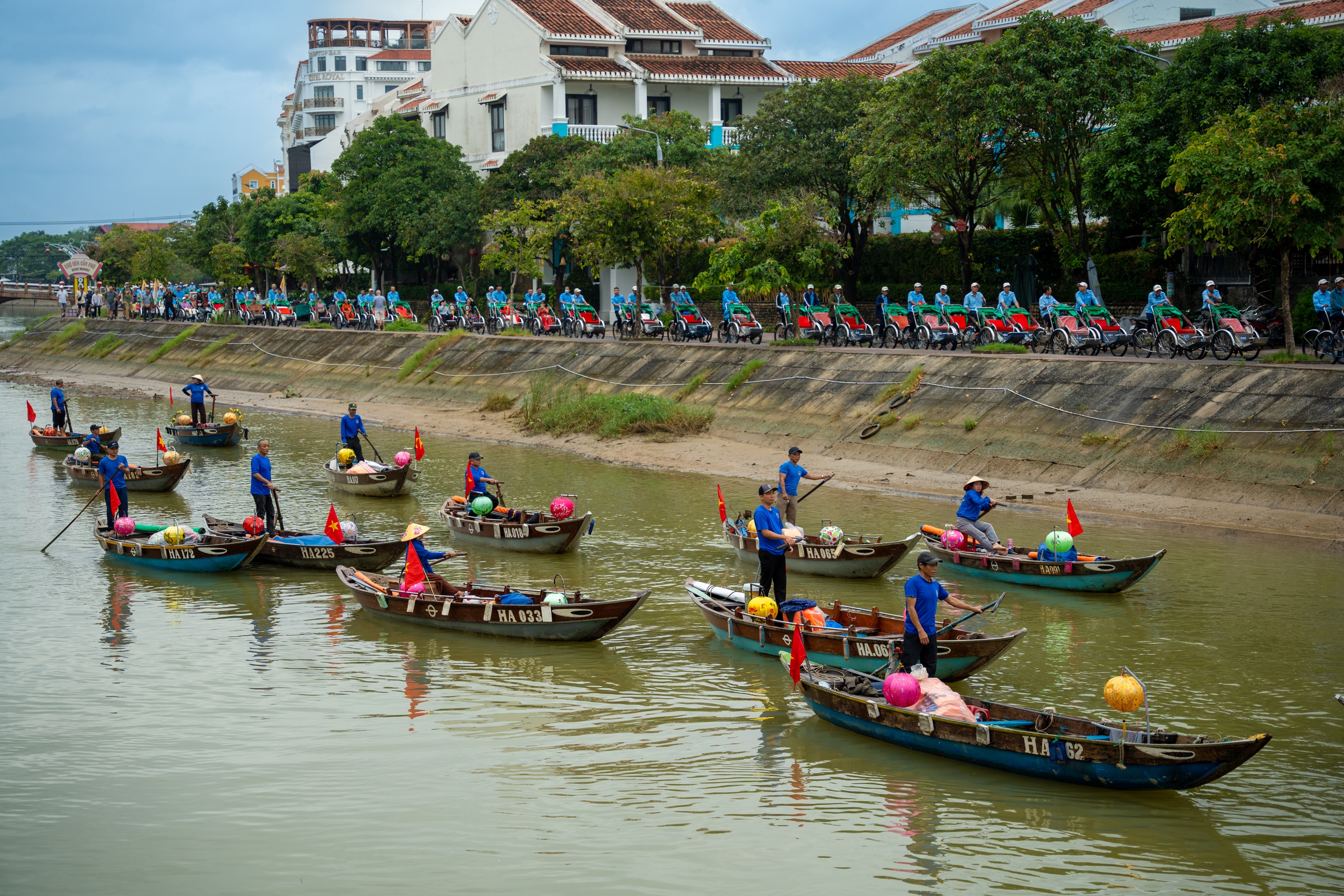 Ghe bơi, xích lô diễu hành kỷ niệm 25 năm Hội An là di sản thế giới- Ảnh 6.