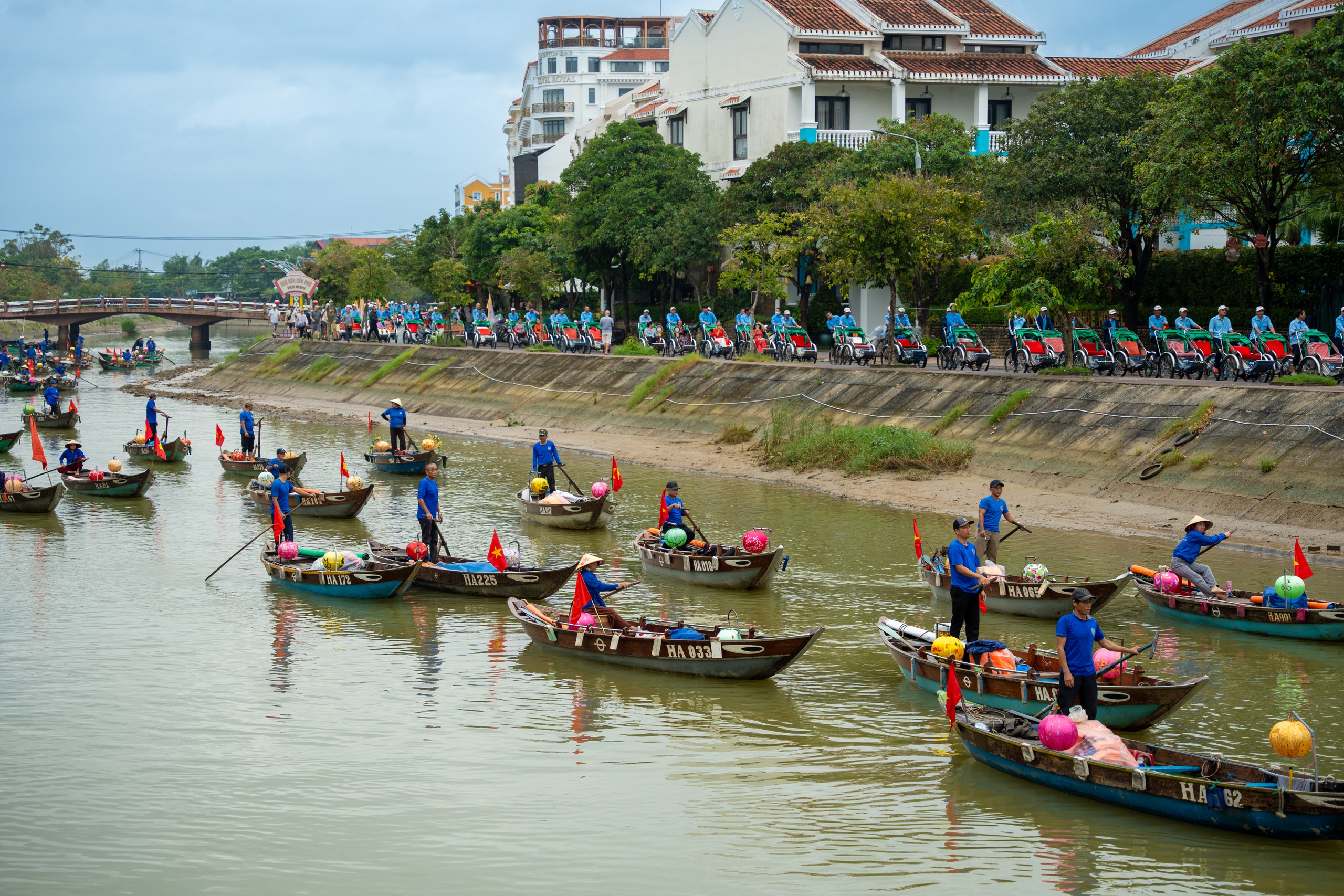 Ghe bơi, xích lô diễu hành kỷ niệm 25 năm Hội An là di sản thế giới- Ảnh 7.