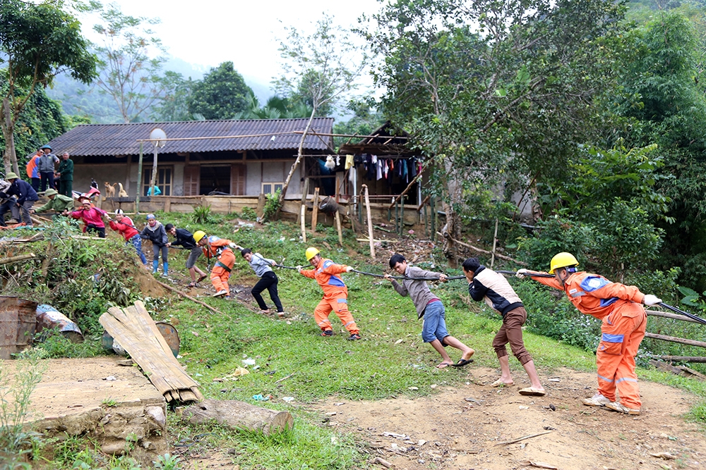 Kéo điện nông thôn, miền núi không chỉ góp phần xóa đói, giảm nghèo mà còn đóng góp vào phát triển bền vững cho các địa bàn khó khăn. (Trong ảnh: Công nhân Công ty Điện lực Lai Châu kéo điện về thôn Đá Đen, xã An Lương, huyện Văn Chấn, tỉnh Yên Bái)