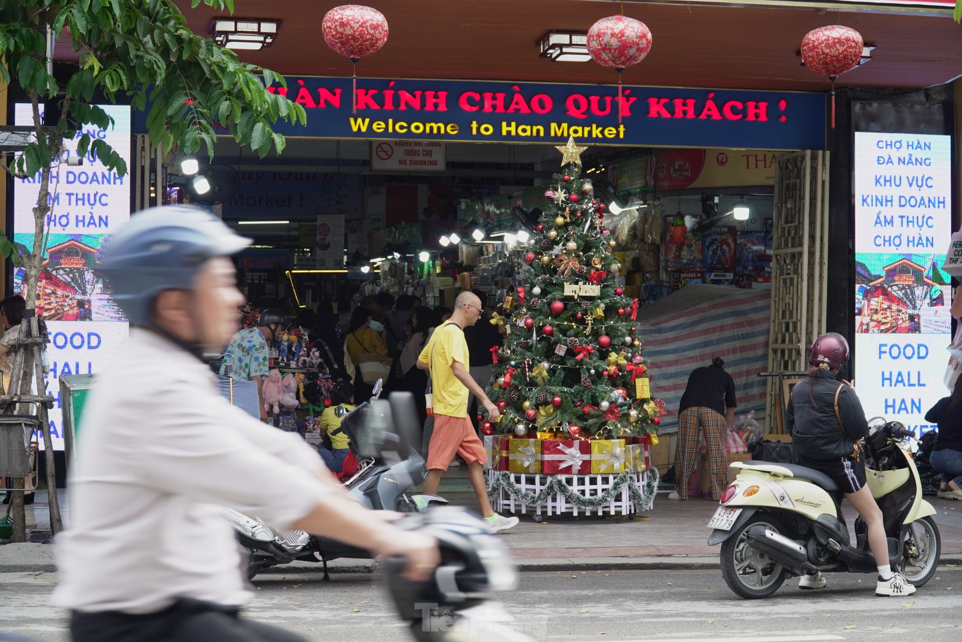 Đường phố 'khoác áo' Giáng sinh huyền ảo, giới trẻ Đà Nẵng xúng xính 'lên đồ' check in ảnh 11