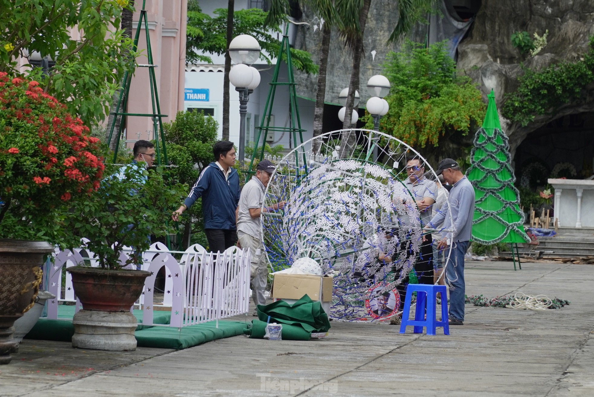 Đường phố 'khoác áo' Giáng sinh huyền ảo, giới trẻ Đà Nẵng xúng xính 'lên đồ' check in ảnh 14